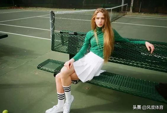 女生打网球穿什么(白月光一样的网球少女，时尚穿搭大片套路总结！)