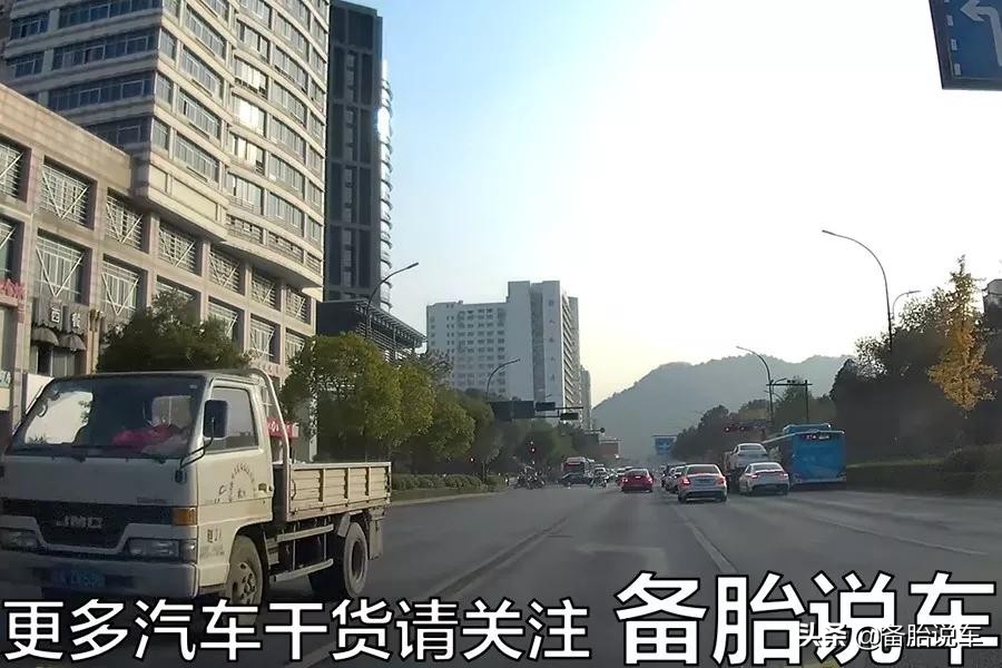 这才是正确红绿灯路口掉头，很多人不注意扣分又罚款，你做对了吗