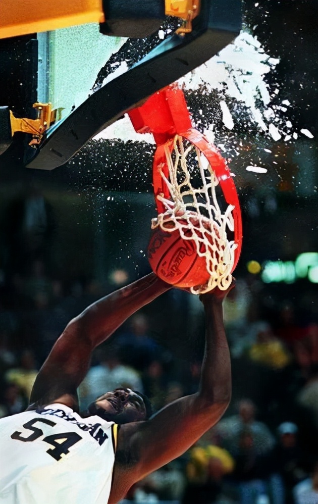 奥胖不仅扣碎还拉倒篮架,一国人也做到)