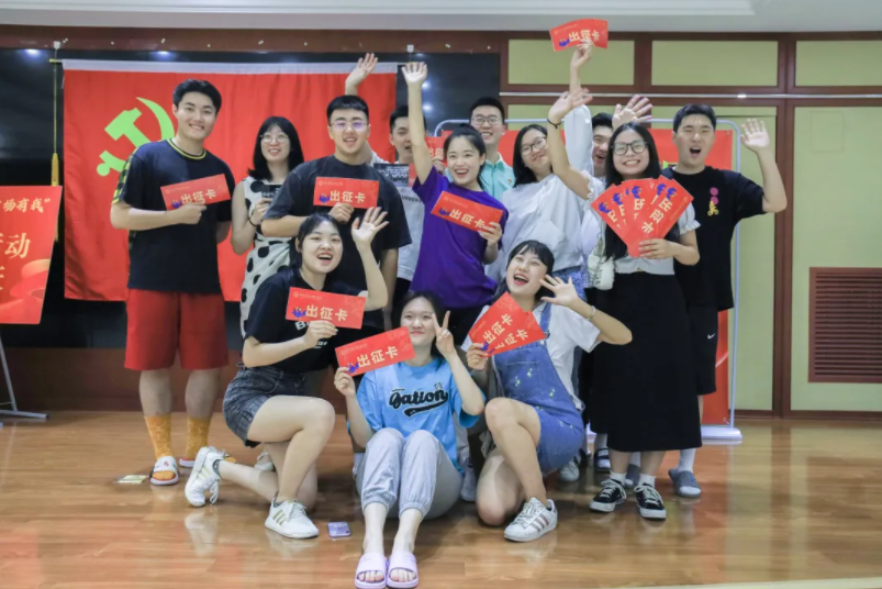 今天，这群大学生在天安门广场为党献上特别祝福！