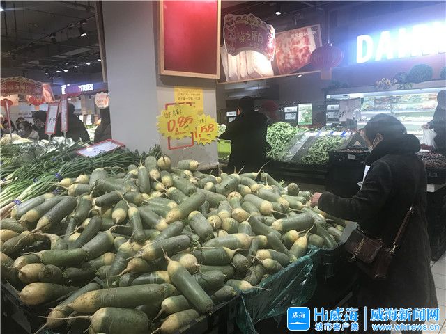 大白菜1元/斤，青萝卜0.85元/斤，白萝卜1.58元/斤…… 2月1日，威海市场和超市价稳量足