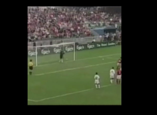 丹麦队故意踢飞点球的是谁（什么是公平竞赛精神？一个离奇点球引出两段奇葩往事）