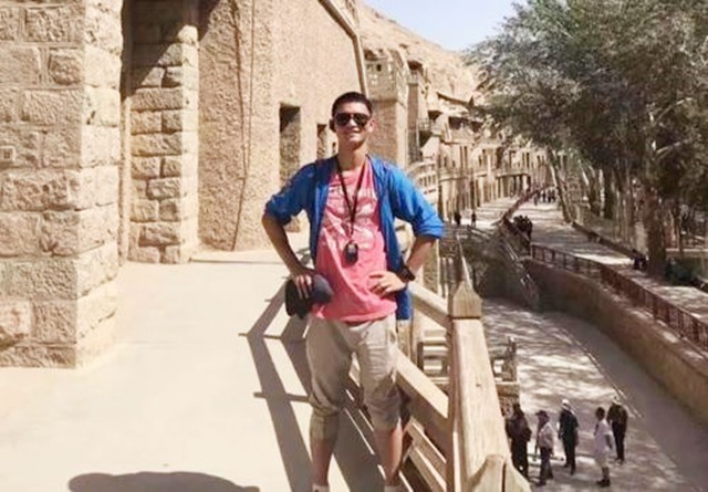 王恒杰：高考后跪地谢母，放弃985名校