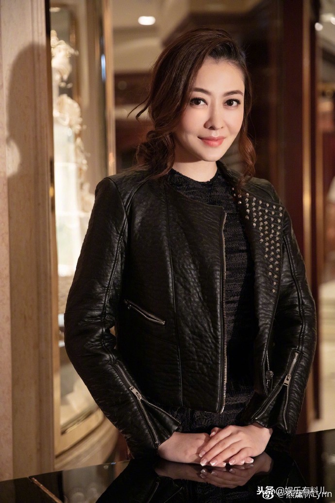 奥运冠军杨威全家福(杨威双胞胎女儿太神奇了,一个像