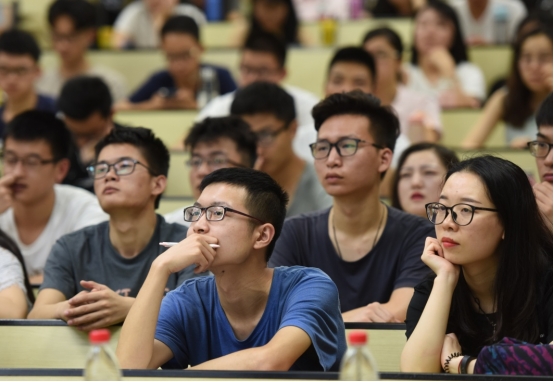 为什么一定要读985/211大学？过来人说出4点优势，真的太明显了