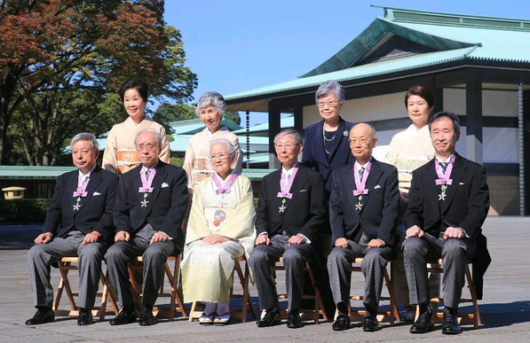 日剧里的律师，都佩戴了徽章，小小的徽章到底在内涵什么？