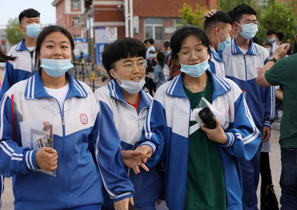 高考女生被围观拍照（高考送花女孩）