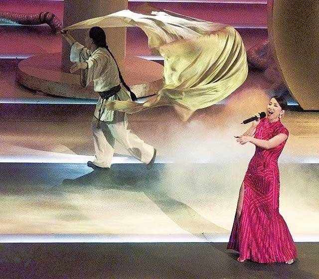 遗腹子被雪藏还一度失声，不认命成天后，36岁嫁豪门却生不出孩子