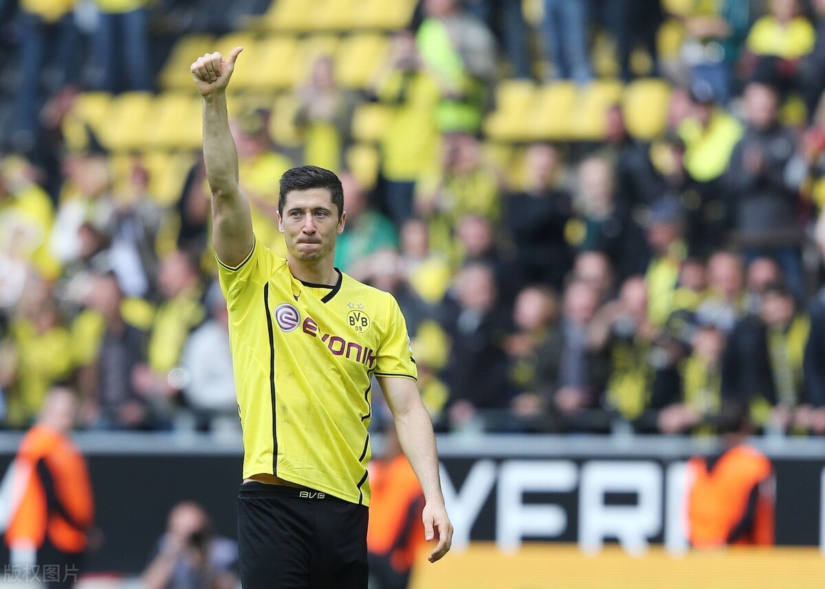 而莱万以24球紧随其后,拜仁重新夺回了榜首,多特获得第二,基斯林所在