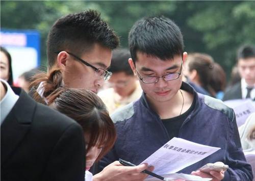 招生办是干什么的(7、8月份，考生要保证电话24小时开机，招生办会找你聊这3件事)