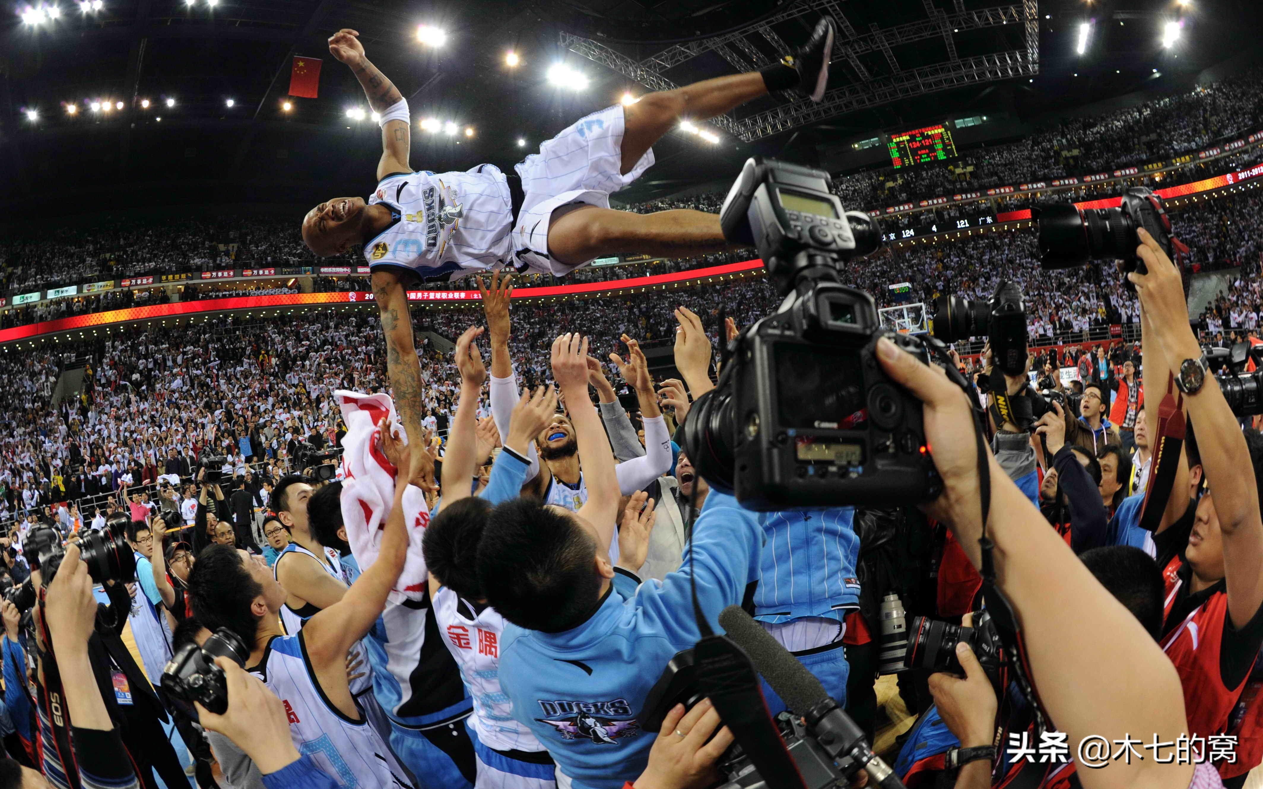 首钢体育馆修建于哪一年（北京首钢五棵松魔鬼主场，CBA万人馆新时代）