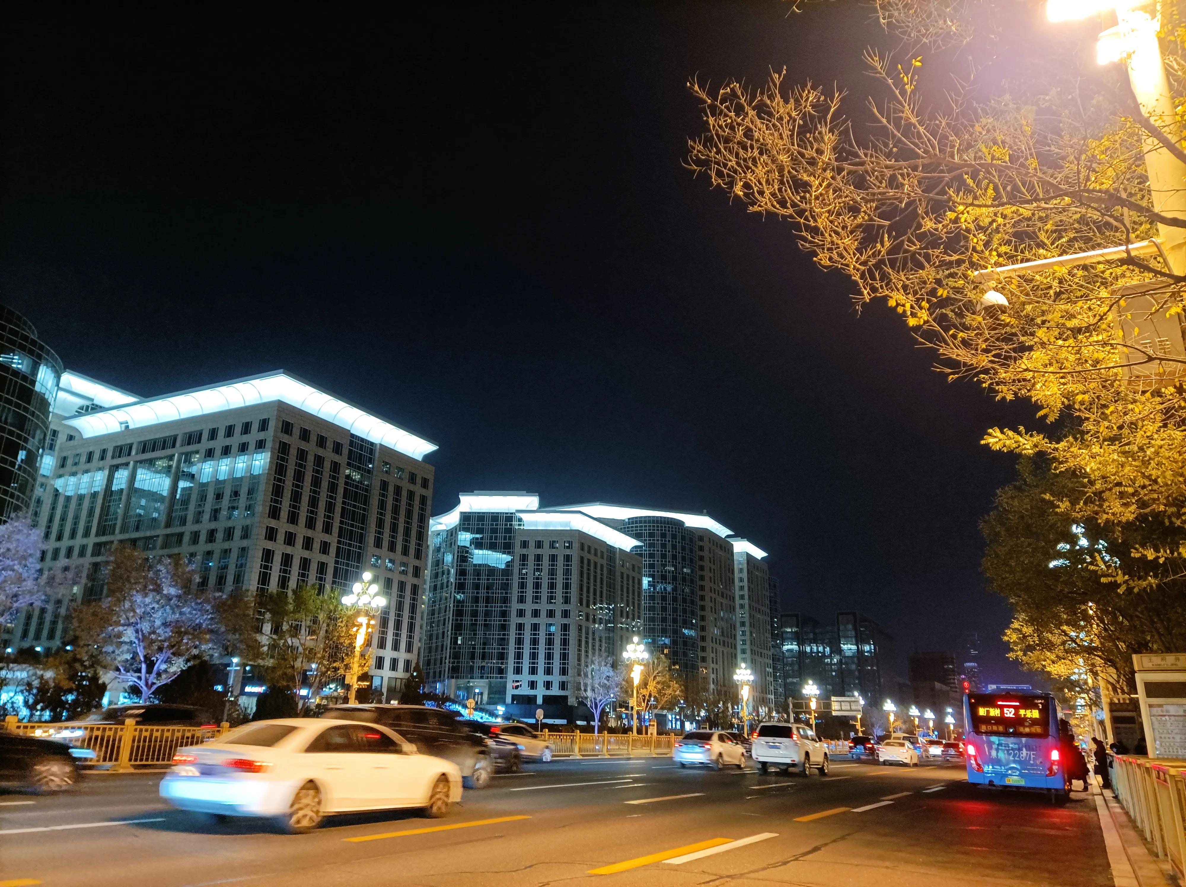 北京的夜晚,灯火辉煌,尽诉这座城市的繁华.