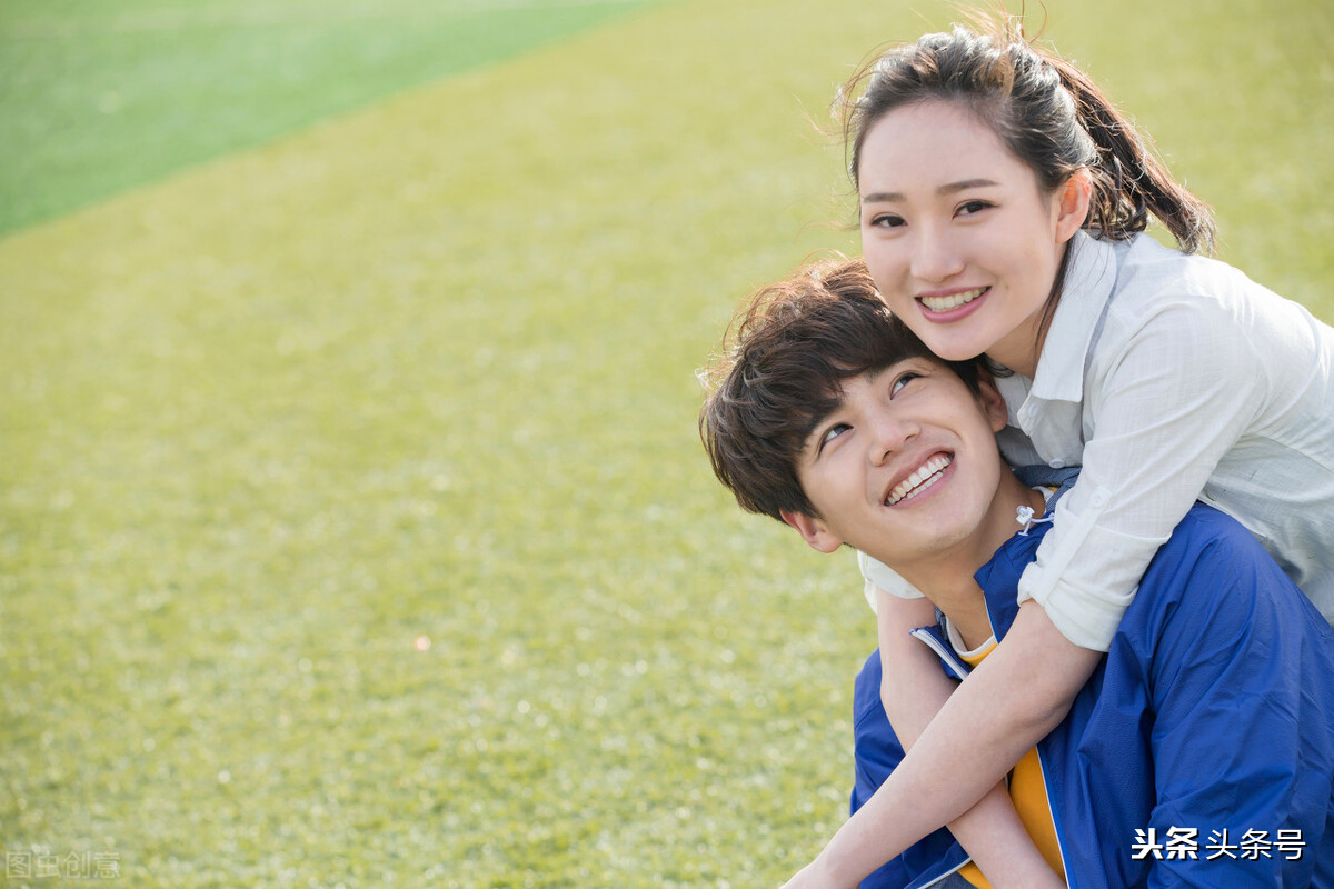 我和男友在学校亲热被学校发现，我们都被开除了