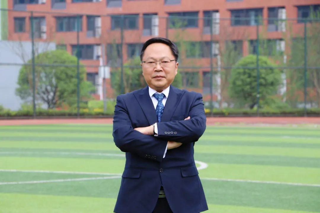 宜宾成外校长雷从树：少开会，少坐办公室，多“逛”校园