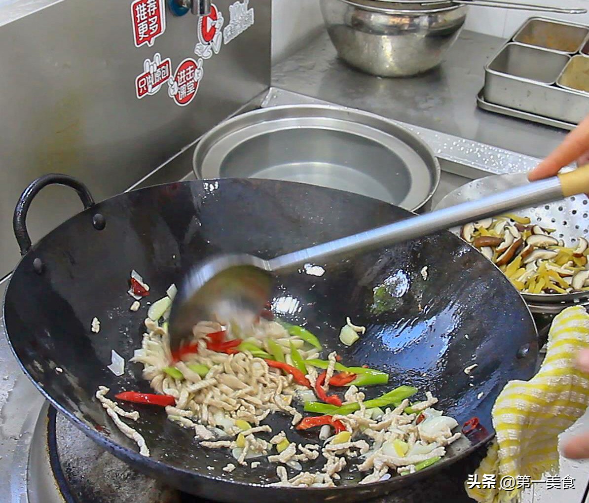 榨菜炒肉怎么做(厨师长教你榨菜香菇炒肉丝的家常做法，开胃下饭，越吃越想吃)