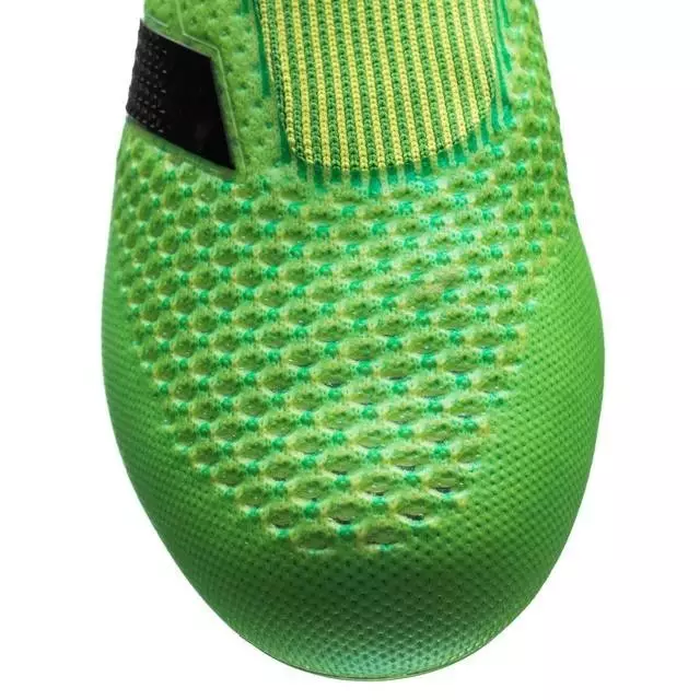 足球pu和超级纤维哪个好（如何挑选足球鞋？）