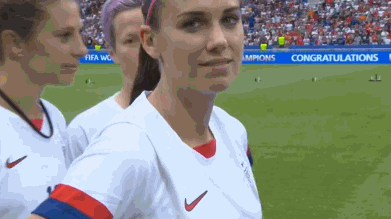 世界杯美女视频（女足世界杯颁奖最美一幕：头号美女回眸一笑！FIFA主席笑得失态了）