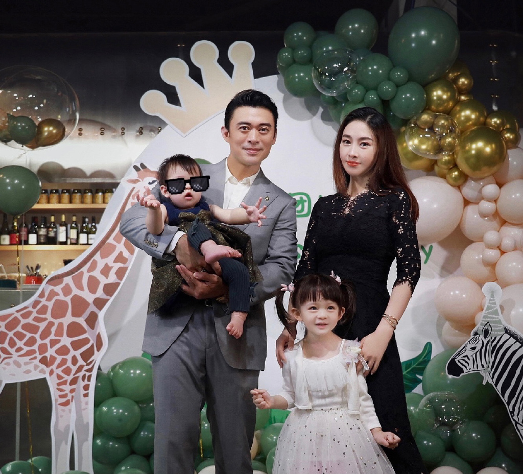樊少皇分享全家福为二胎庆一周岁，妻子曾抱怨家庭主妇费力不讨好