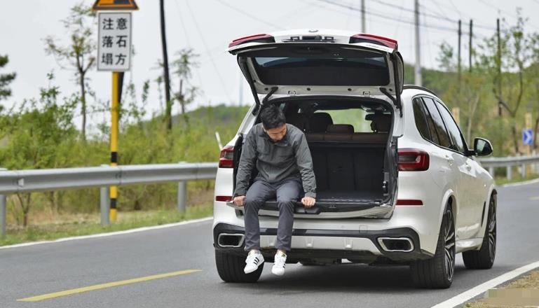 80万预算要给谁？奥迪Q7和宝马X5哪个档次高？对比差距明显