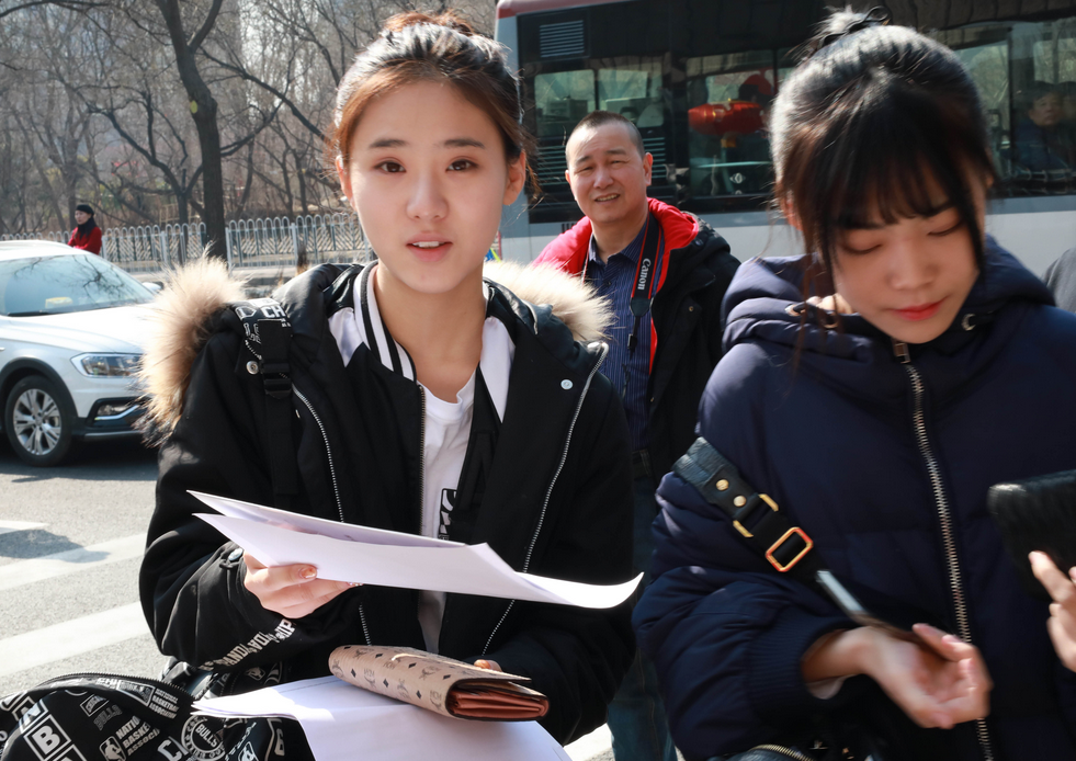 高考女生因“一字马”走红，成绩公布却遭很多人嘲笑，到底考几分