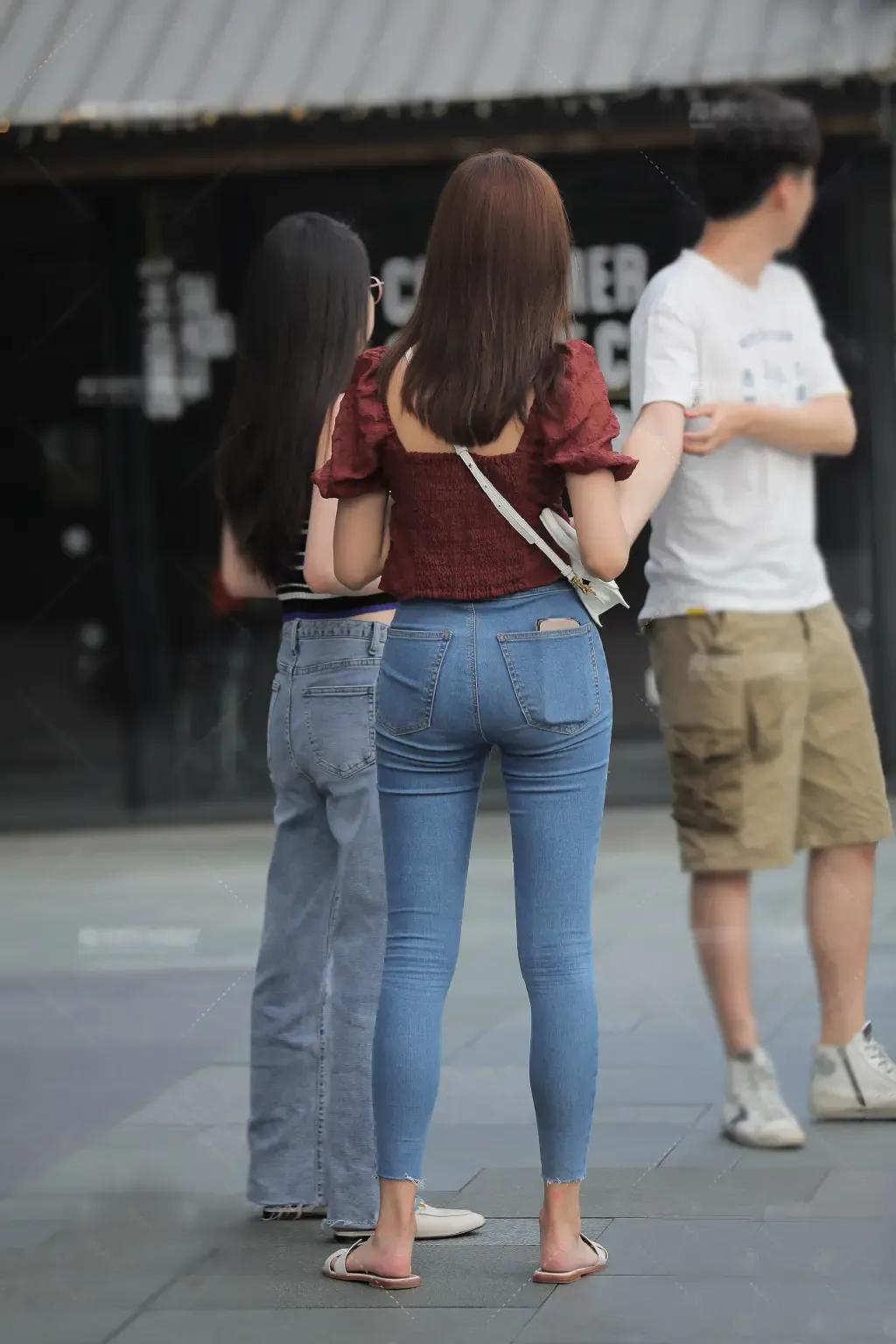 街拍 小姐姐牛仔裤百褶裙穿搭