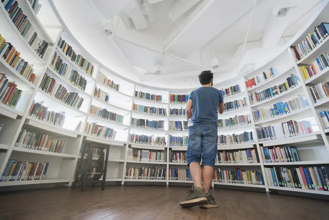 别再让年轻人找答案了