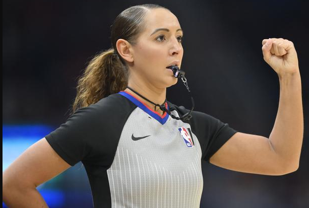 nba球员为什么要女裁判(太养眼！NBA女裁判身材绝了，33岁风韵犹存，对东契奇初恋一笑)