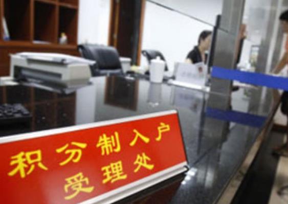 高校男生参与乃万事件，却因发表不当言论遭开除，网友：干得漂亮