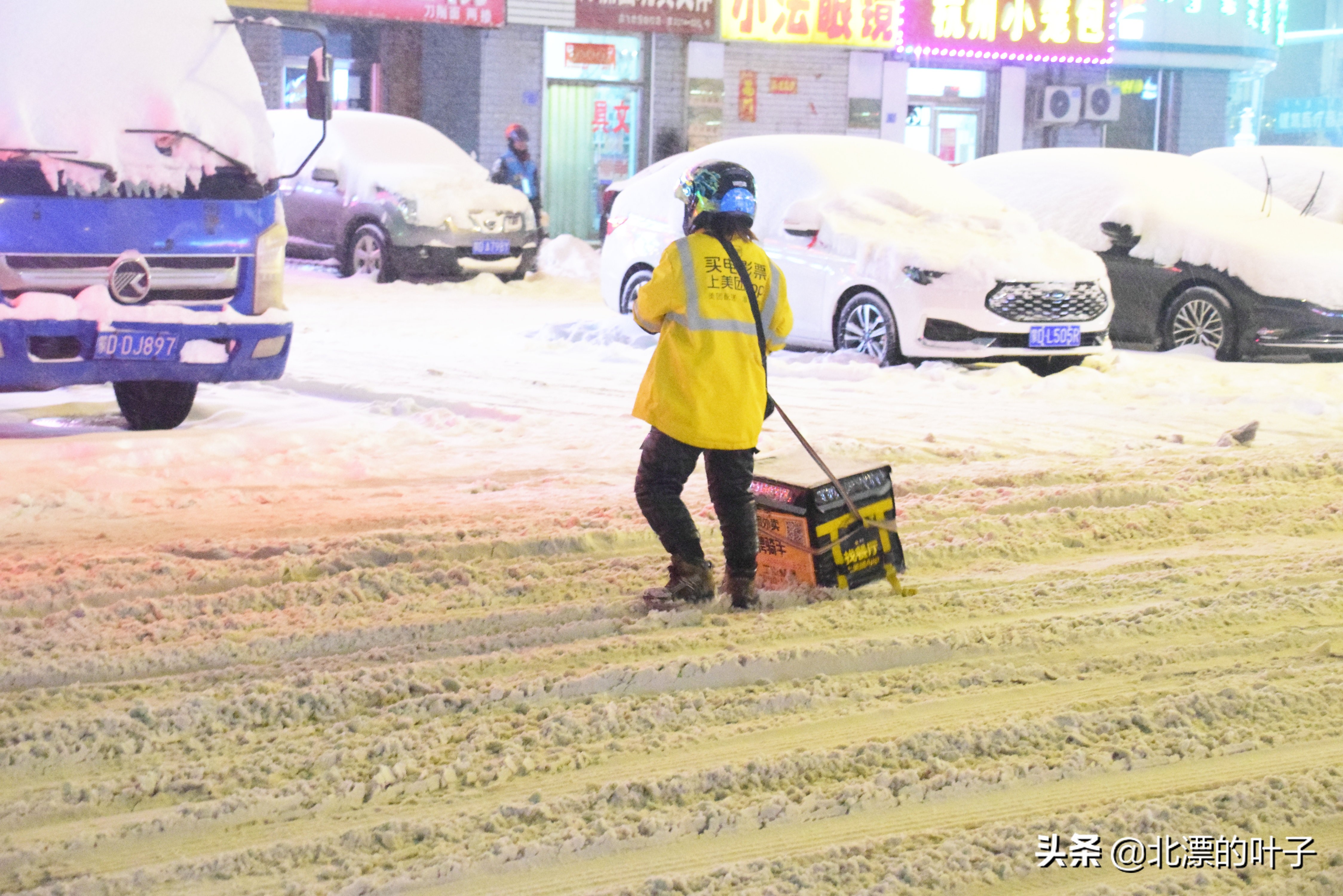 大雪之中，女士拖着箱子去送外卖，箱子坏了，恳请王兴不要扣她钱