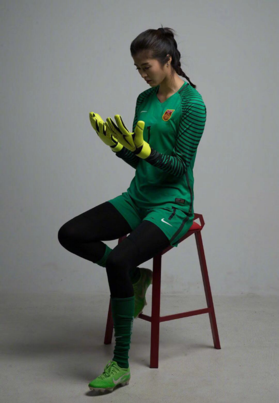 门将赵丽娜对这个失球有多大责任(前国脚一家五口挤在上海60平小房