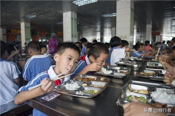 承包一个8000人的学校食堂，每年要交365万，能接手吗？