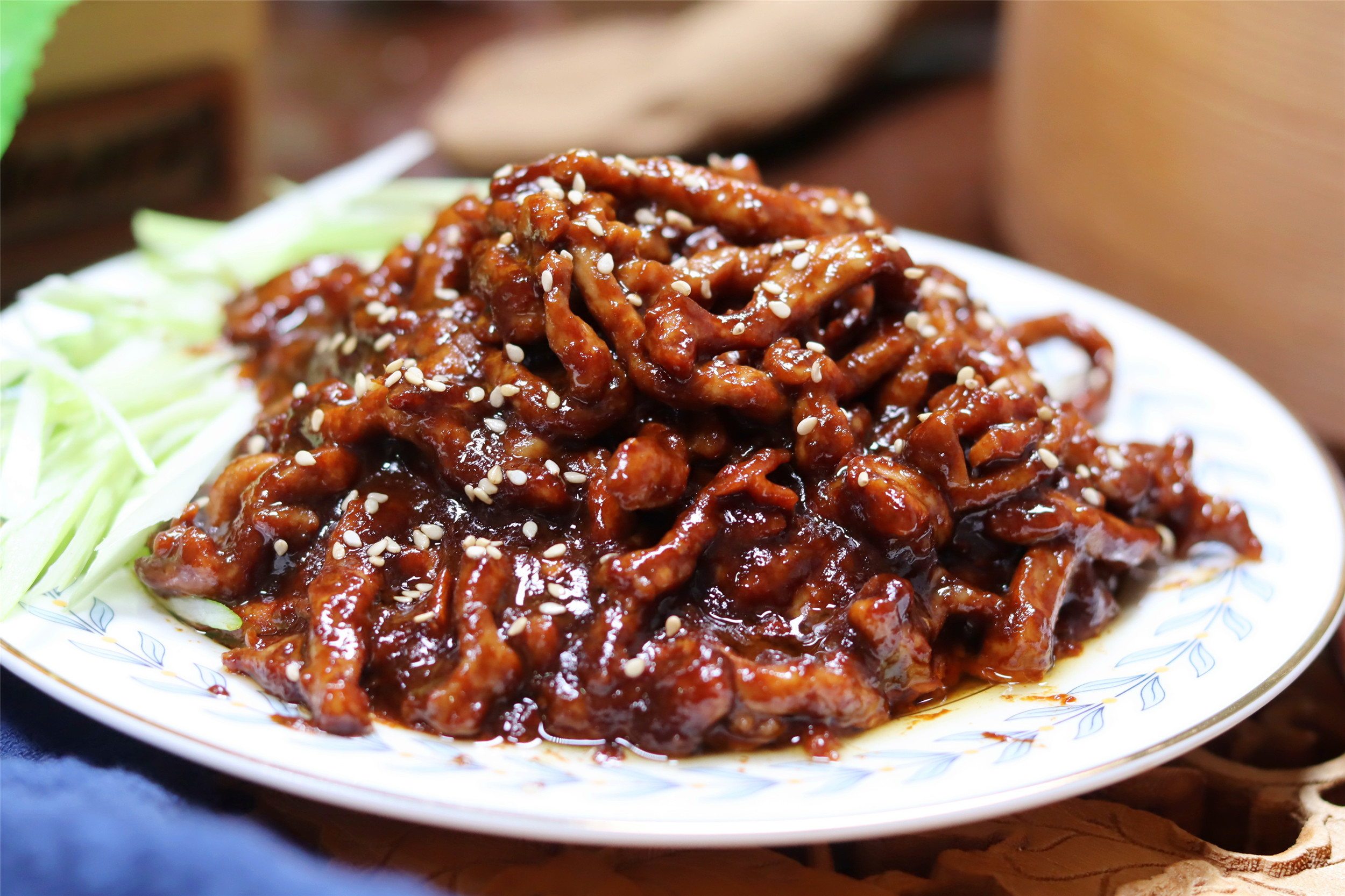 但很讲究用料和烹饪步骤,炒出来的肉丝应该是滑嫩香甜,酱汁包裹均匀