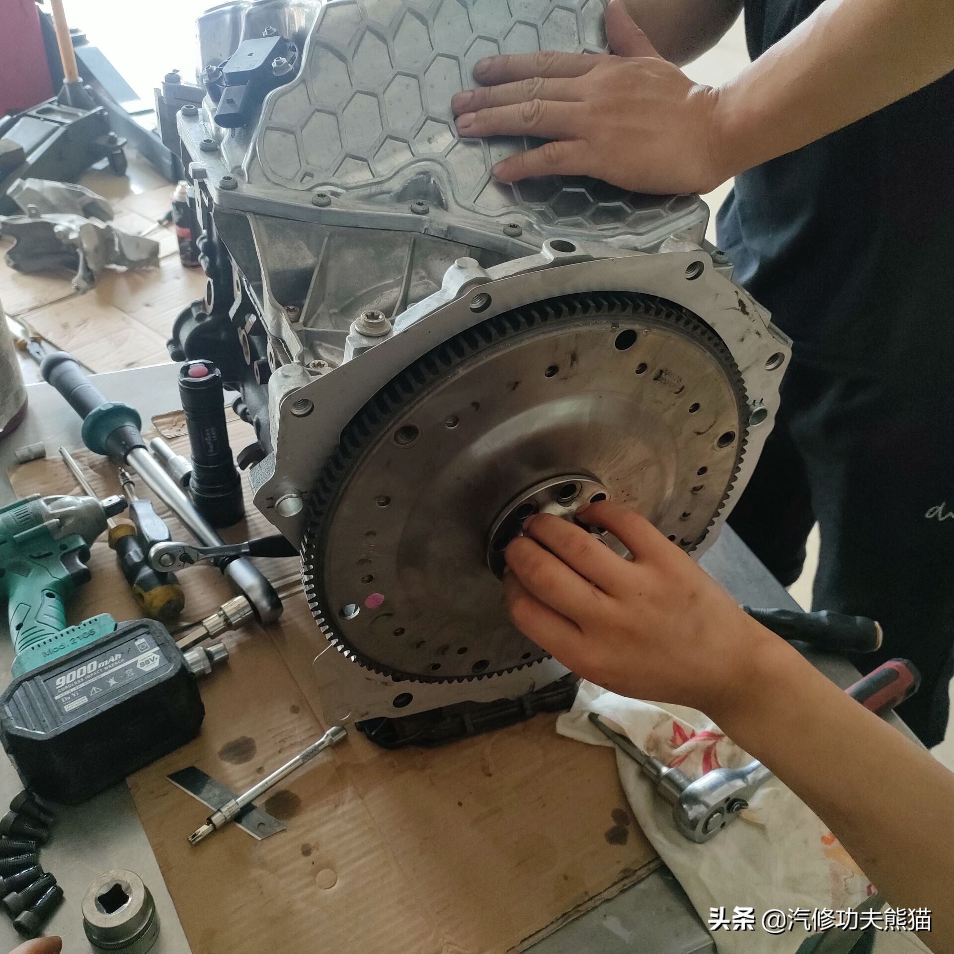 安装好飞轮盘把缸体抬上去固定好螺丝气门室盖上,avs电磁阀安装好