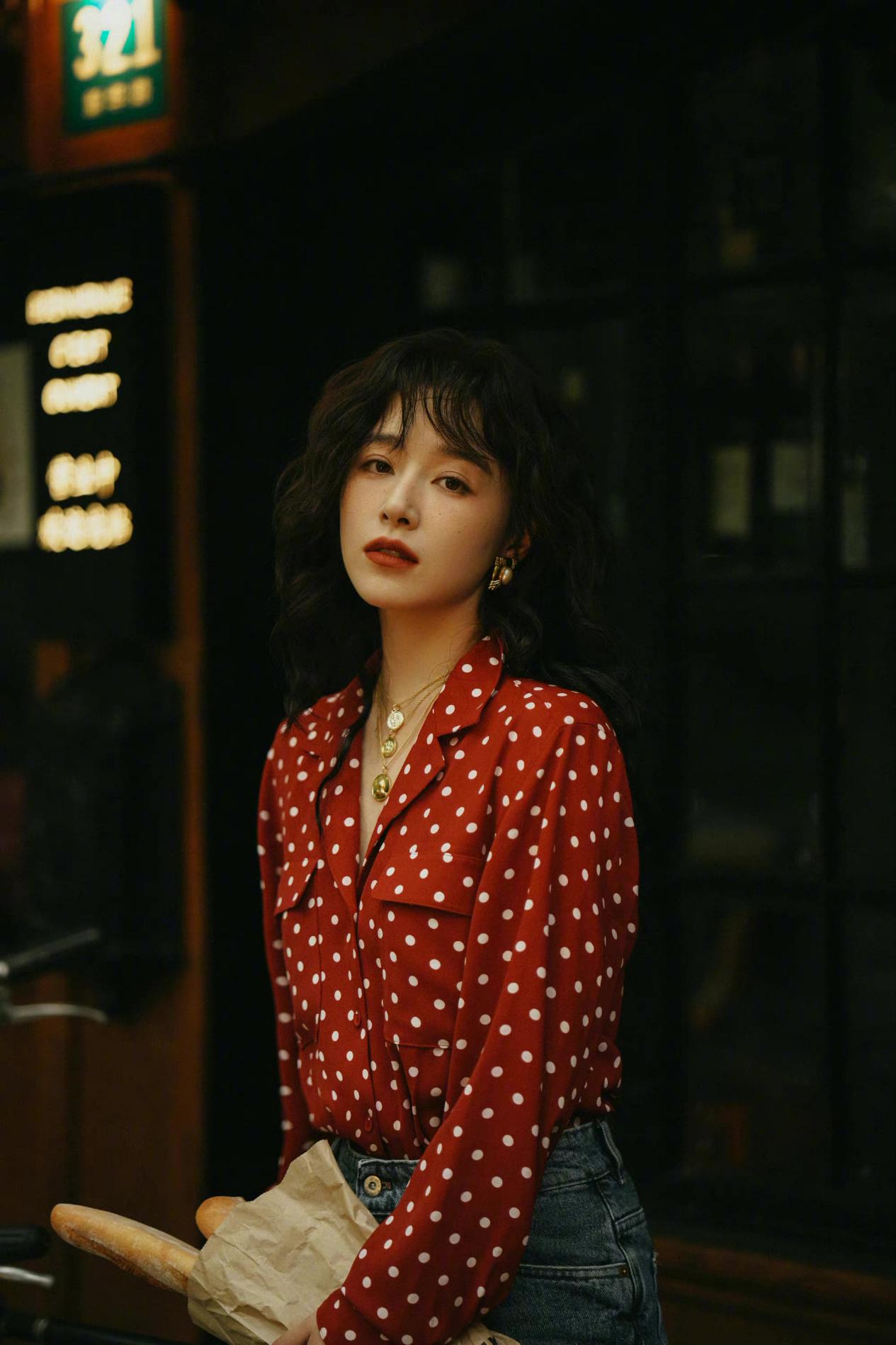 阚清子港风造型真酷,波点衬衫配卷发时髦复古,妈妈辈的审美绝了