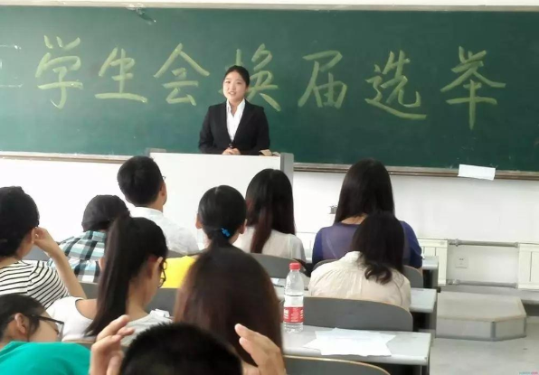 进入大学后，学生户口是否要迁到学校所在地，辅导员告诉你答案