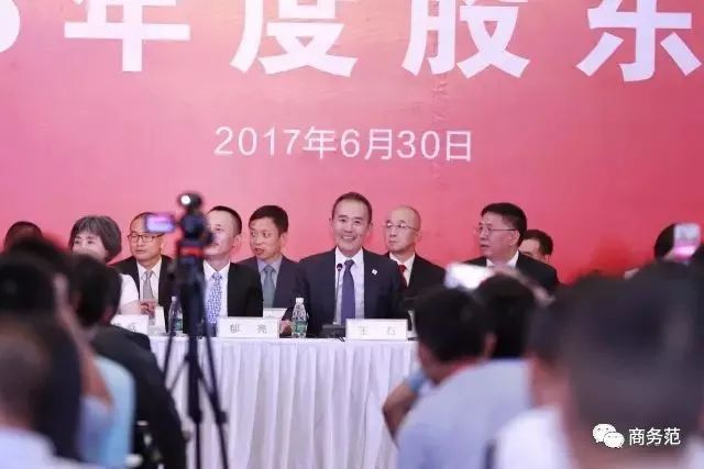 马斯克穿纪梵希变时髦，中年男富豪都爱穿什么牌子？