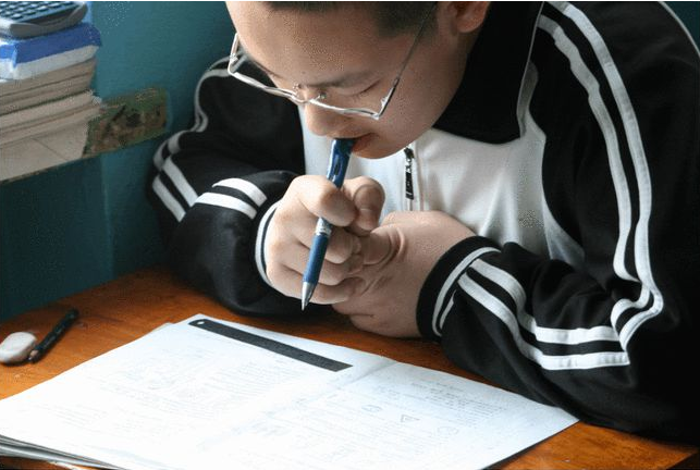 萌妹学霸查分从容淡定，数学获得150分满分，网友对其评价很高