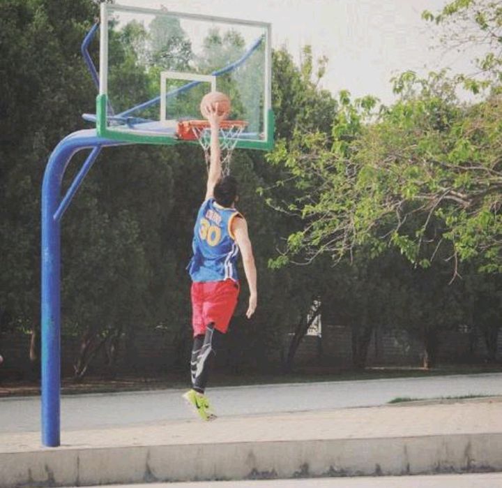 颜值学霸向远方，喜欢健身和打球，却以696分考上清华