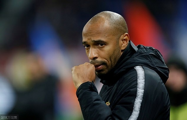 亨利正面临被摩纳哥解雇(摩纳哥解雇了执教仅仅104天的主教练蒂埃里