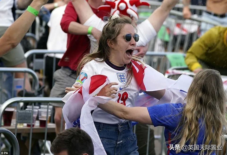 英格兰球迷泼啤酒世界杯(英格兰赢球了！来看看英国人那些画风清奇的庆祝方式（图）)