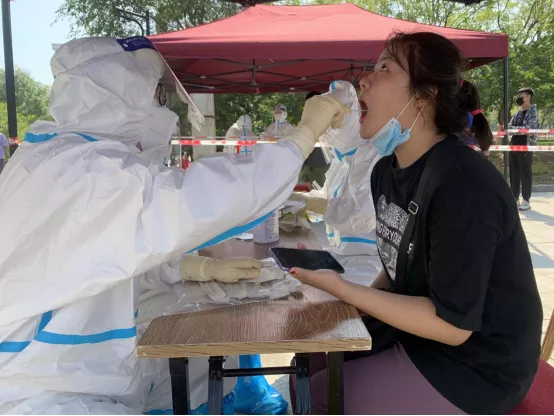 现场直击！高校核酸大筛查，安全有序迎开学