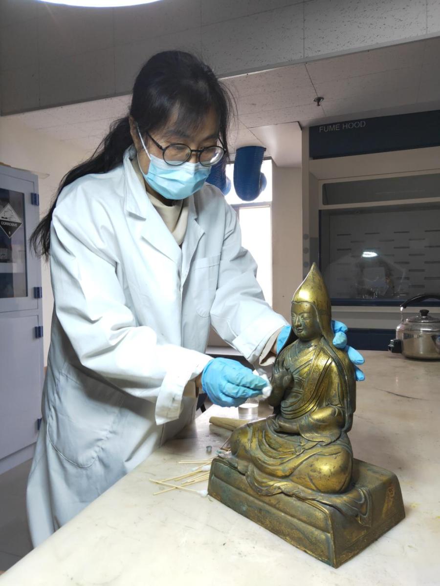 新闻周刊丨文物会得“癌症”还传染？！我在青博修文物：会望闻问切，还要懂护肤美颜