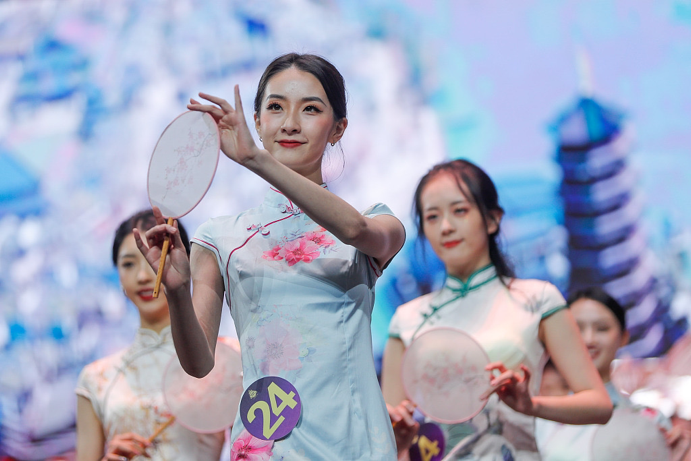 比基尼美女大赛(世界旅游小姐选手进行泳装秀，满屏大长腿，冠军却被指长得吓人？)
