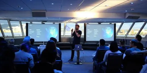 北大校花“毕业照”火了，才华与颜值并存，为何评论却大相径庭