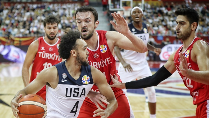 形容篮球打得很激烈（美国男篮以1分之差险胜土耳其，赛后波波维奇用四个字形容）