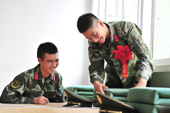 大学生当兵政审内容包括什么(大学生当兵政审内容包括父母吗)