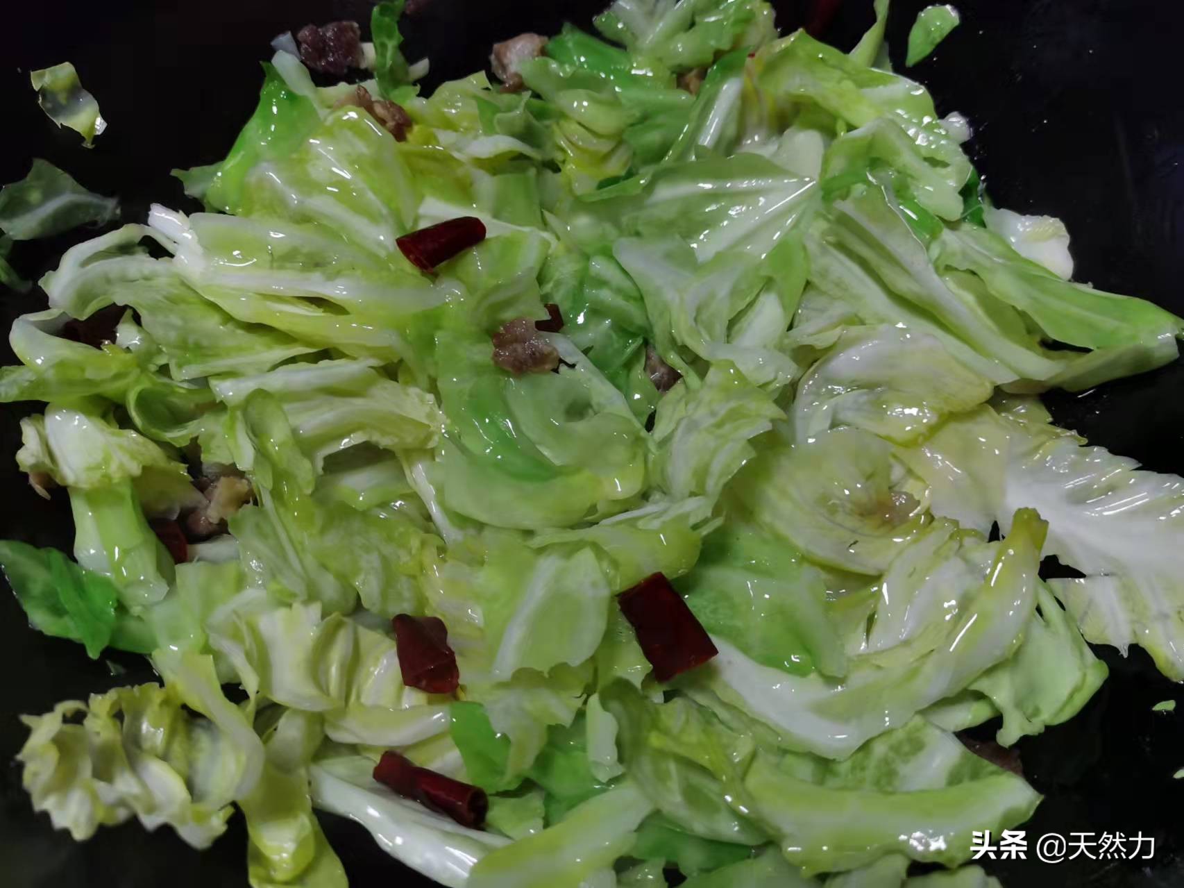 炝炒手撕包菜的做法（手撕包菜详细的做法技巧）