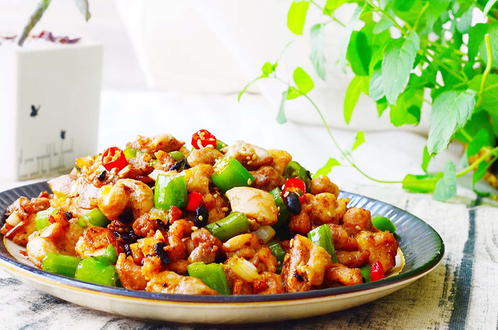 干煸鸡是一道比较有特色的传统汉族名菜,也是隶属于川菜的一种,相信