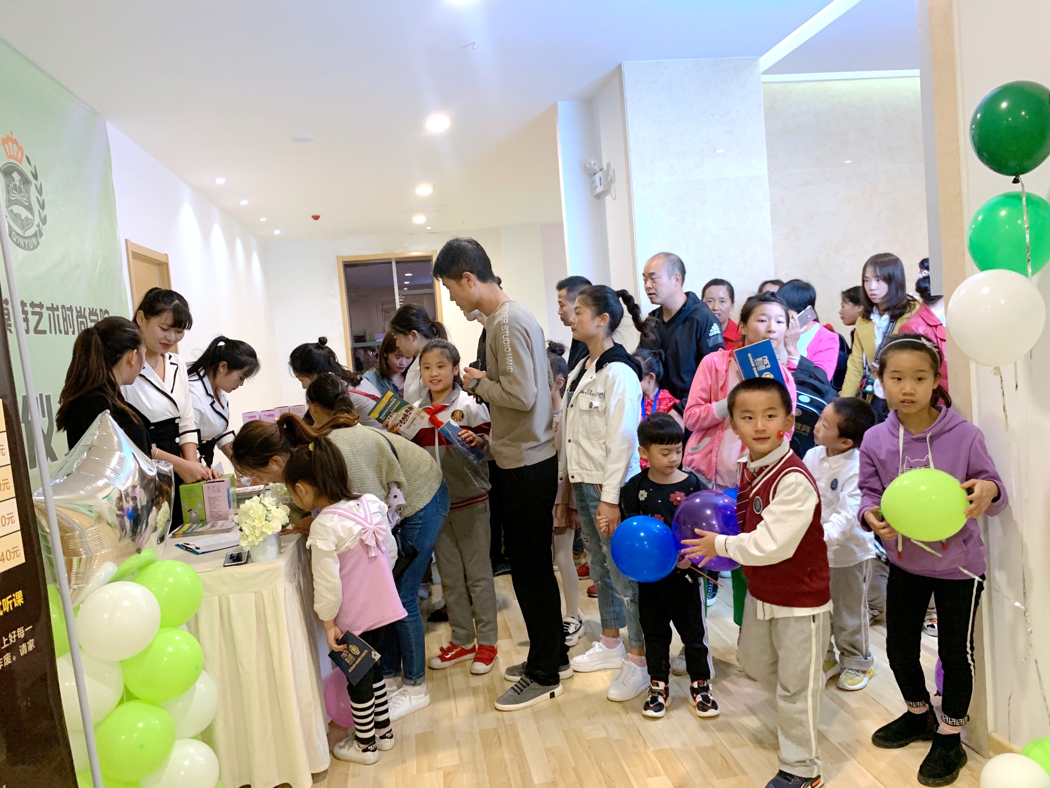 商州秦韵艺校举行“新丝路商州秦韵模特艺术时尚学院”授牌仪式