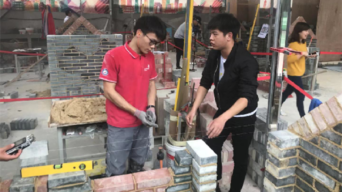 青年工匠梁智滨：靠搬砖砌墙赢得世界冠军，谢绝百万年薪回校任教